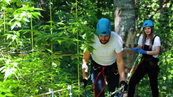 Extremes Seil-Abenteuer - Mann und Frau auf der Hängeseilbrücke im Park — Stockvideo