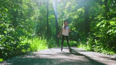 Küçük bir kız parkta patenleriyle kayıyor ve düşüyor.