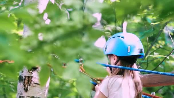 Extremes Seil-Abenteuer im Park - ein kleines Mädchen und ihre Mutter bewegen sich auf dem Abenteuer in der Höhe — Stockvideo