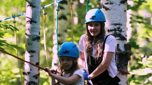 Estrema avventura di corda nel parco - giovane famiglia di bambina e sua madre che attraversano il ponte di corda — Video Stock