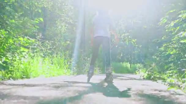 公園でローラースケートをする方法を学ぶ女の子 — ストック動画