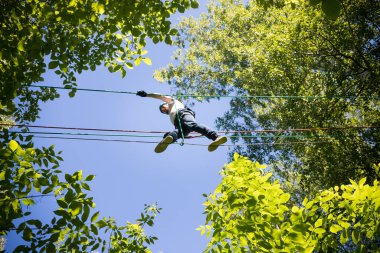 İp macerası - adam iki durak arasında ip üzerinde yürüyor