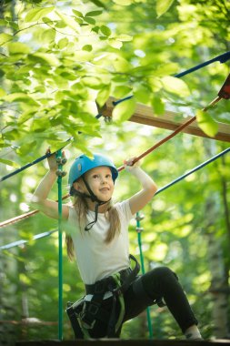 Ormandaki sıra dışı ip macerası - ip köprüde dikilen küçük kız - yukarı bakıyor