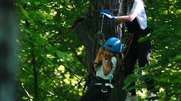 Une femme avec sa petite fille ayant un divertissement de pont de corde en pleine assurance — Video