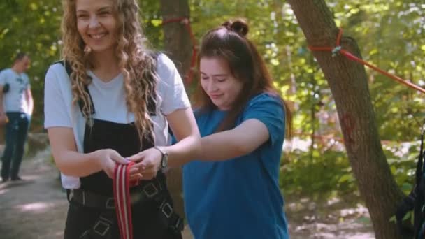 若い女教師が女の腰に保険金をかける — ストック動画