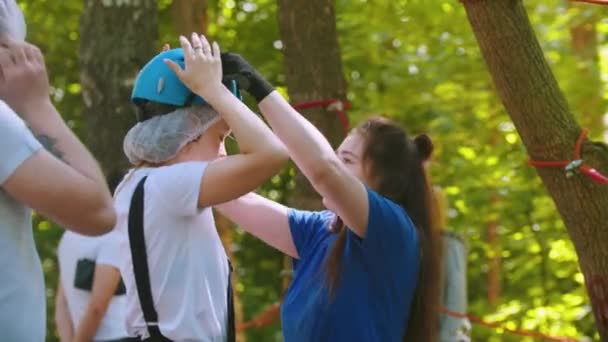 Een jonge vrouw instructeur zetten een helm op een hoofd van de vrouw — Stockvideo