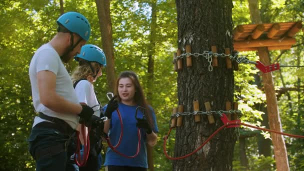 Extremes Seil-Abenteuer - Instruktor erklärt Paar, wie man seine Versicherungshaken benutzt — Stockvideo