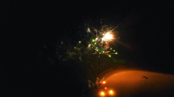 ดอกไม้ไฟสีสันสดใสระเบิดในอากาศตอนกลางคืน — วีดีโอสต็อก