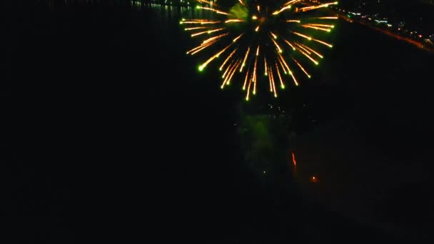 Fuegos artificiales de colores brillantes que explotan en el aire de una ciudad nocturna — Vídeos de Stock