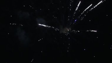 Renkli güzel havai fişekler gece havada patlıyor.