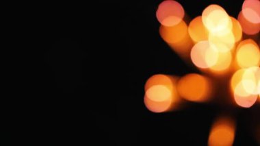 Havai fişek patlaması - siyah arkaplanda farklı renklerde bulanık odaklı yansıma