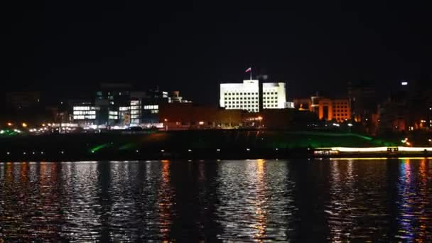 Un paysage urbain de Kazan, Russie - hôtel de ville avec un drapeau russe sur le dessus — Video