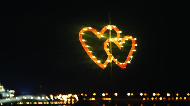 Kis tűzijáték csatolt műanyag alakú szív a strandon — Stock videók
