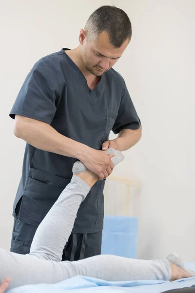 Junge Frau in Osteopathie-Behandlung - Druck auf die Ferse — Stockfoto