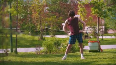 Parkta ısınan genç bir adam.