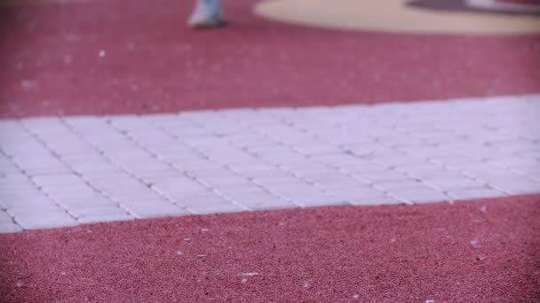 Hombre corriendo en el patio de baloncesto y golpeando la pelota — Vídeos de Stock