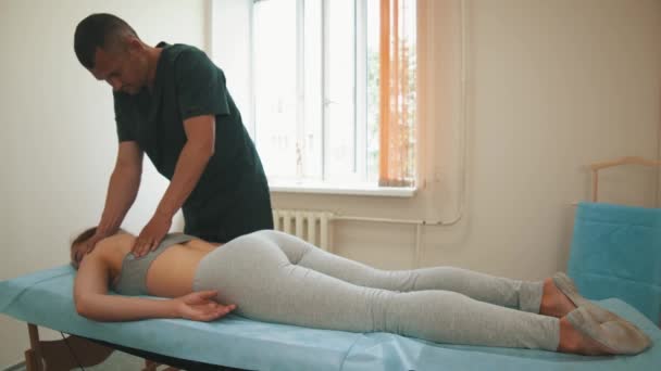 Traitement ostéopathe - le médecin lui donne un massage relaxant — Video