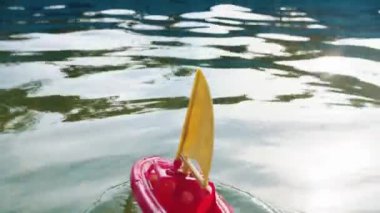 Havuzda giden küçük bir oyuncak gemi.