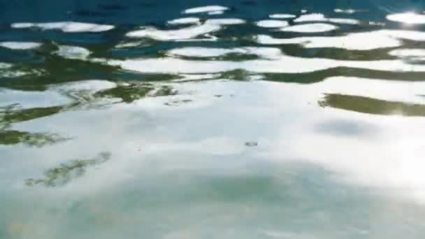 Un pequeño barco de juguete navegando en la piscina — Vídeo de stock