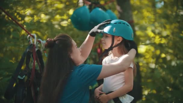 Mulher instrutor colocando em uma menina capacete protetor — Vídeo de Stock