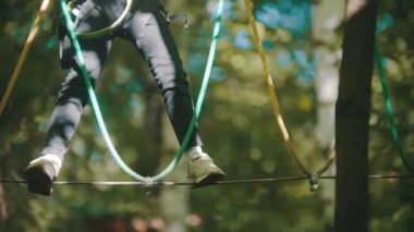 Ormanda ipte yürüyen bir kız