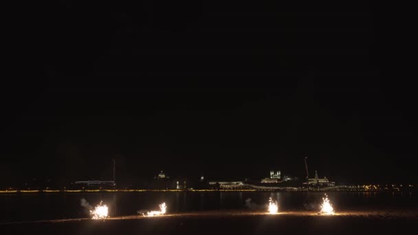 Explosion de feux d'artifice sur la plage la nuit — Video