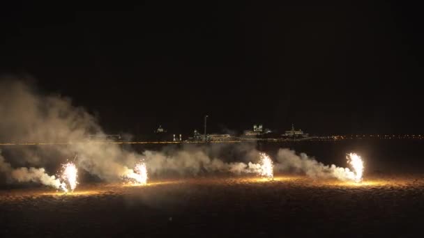 Kembang api meledak ke atas di pantai pada malam hari — Stok Video