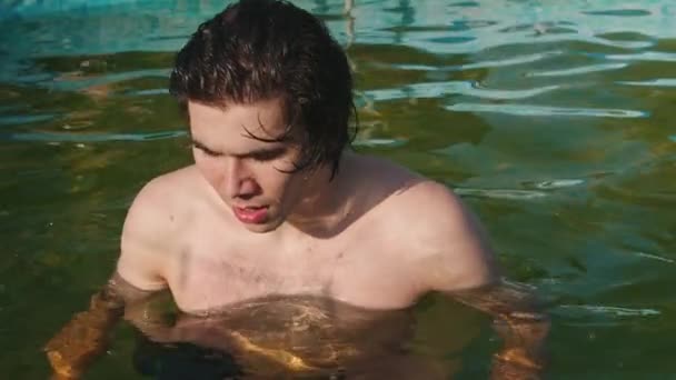 Jovem mergulha sob a água na piscina inflável — Vídeo de Stock