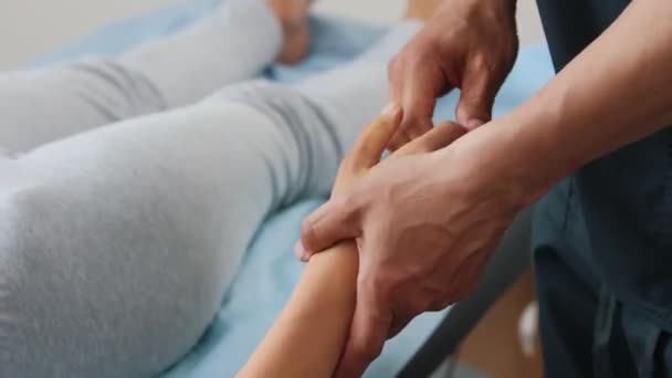 Massagist massiert Finger einer jungen Frau — Stockvideo