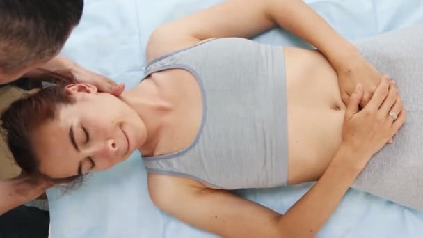 Donna che subisce un trattamento osteopatico - il medico le massaggia il collo — Video Stock