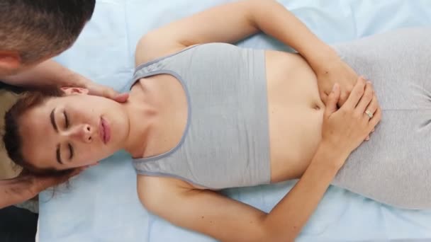 Massagist massiert junge Frauen im Nacken — Stockvideo