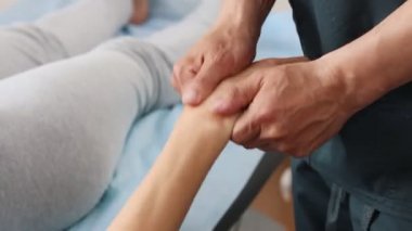 Masajcı el sıkışıyor ve genç bir kadının parmakları...
