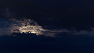 Karanlık bulutlu gökyüzü ve güneş doğuyor