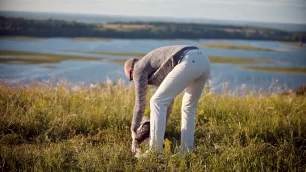 Jonge vader staat op het tarweveld met zijn baby — Stockvideo