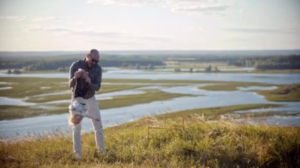 Jonge vader speelt met zijn dochtertje op het tarweveld — Stockvideo