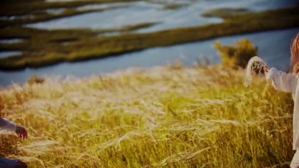 Famiglia felice - bambina e sua madre corrono l'una verso l'altra e si abbracciano sul campo di grano — Video Stock