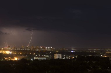 Gecenin karanlığında şimşekler çakar bulutlu gökyüzü yere iner