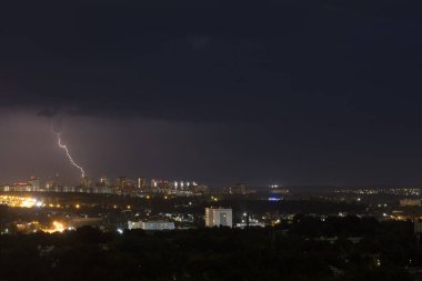 Gece gökyüzünde yere çakan yoğun şimşekler.