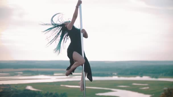 Mujer con trenzas azules bailando en la naturaleza - muestra trucos y sosteniendo por el poste — Vídeos de Stock