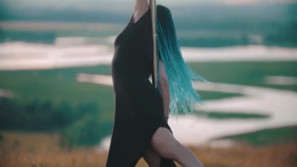 Femme avec des tresses bleues sur talons hauts tournant sur le poteau de haut en bas — Video