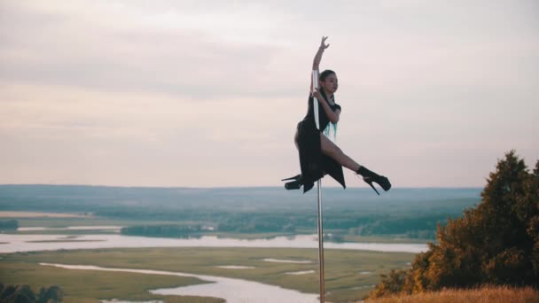 Femme avec des tresses bleues sur talons hauts dansant sur le dessus du poteau de danse — Video