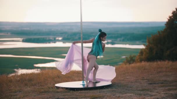 Frau mit blauen Zöpfen tanzt mit rosa Schleier an der Stange — Stockvideo