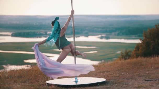 Woman with blue braids spinning on the pole with pink veil — Stock Video