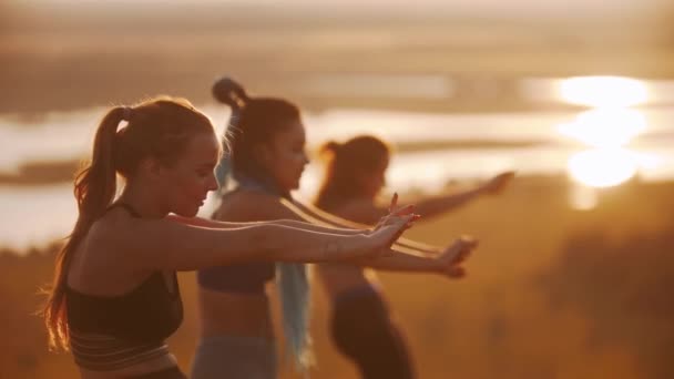 Drei junge Frauen bei Aerobic-Übungen im Sonnenuntergang — Stockvideo