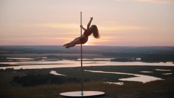 Ung kvinna dansare i sportkläder dansar på toppen av stången — Stockvideo