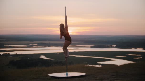 Danseuse sexy en maillot de bain dansant près du poteau au coucher du soleil — Video