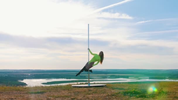Frau im grünen Badeanzug tanzt an der Stange — Stockvideo