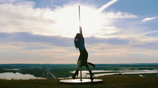 Pole dance na přírodě - žena s modrými copánky tančící na vysokých podpatcích — Stock video