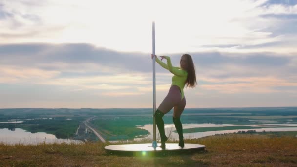 Dança de pólo na natureza - mulher atraente sexy em maiô verde dançando pelo pólo — Vídeo de Stock