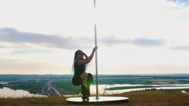 Pole danse sur la nature - femme sexy avec de longues tresses bleues dansant sur des talons hauts — Video